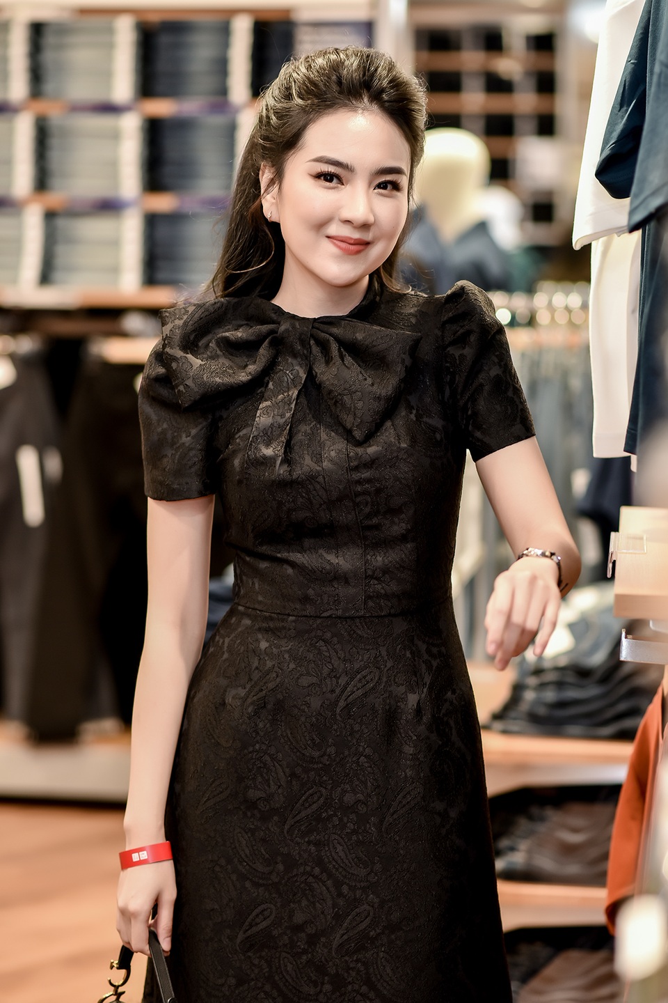 Hồng Diễm “Hoa hồng trên ngực trái” khoe sắc tươi trẻ, thời thượng - 7 Hồng Diễm “Hoa hồng trên ngực trái” khoe sắc tươi trẻ, thời thượng - 7