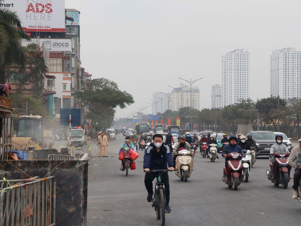 CSGT Hà Nội tháo gỡ hàng loạt điểm nghẽn ùn tắc giao thông - 2