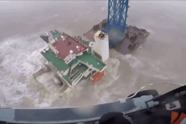 Tàu biển gãy đôi ngoài khơi Hong Kong, 27 người mất tích