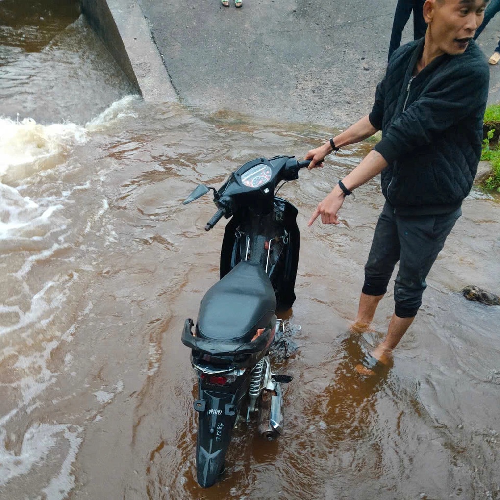 Gần 50 người tìm kiếm 2 nạn nhân bị nước cuốn trôi khi đi qua ngầm tràn - 2 Gần 50 người tìm kiếm 2 nạn nhân bị nước cuốn trôi khi đi qua ngầm tràn - 2
