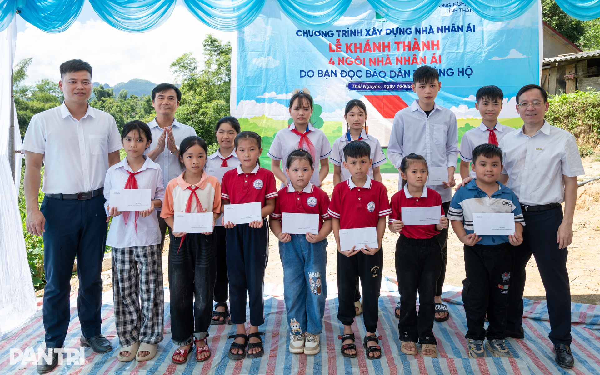 Hiện thực hóa ước mơ của các hộ nghèo bằng những ngôi nhà Nhân ái - 12