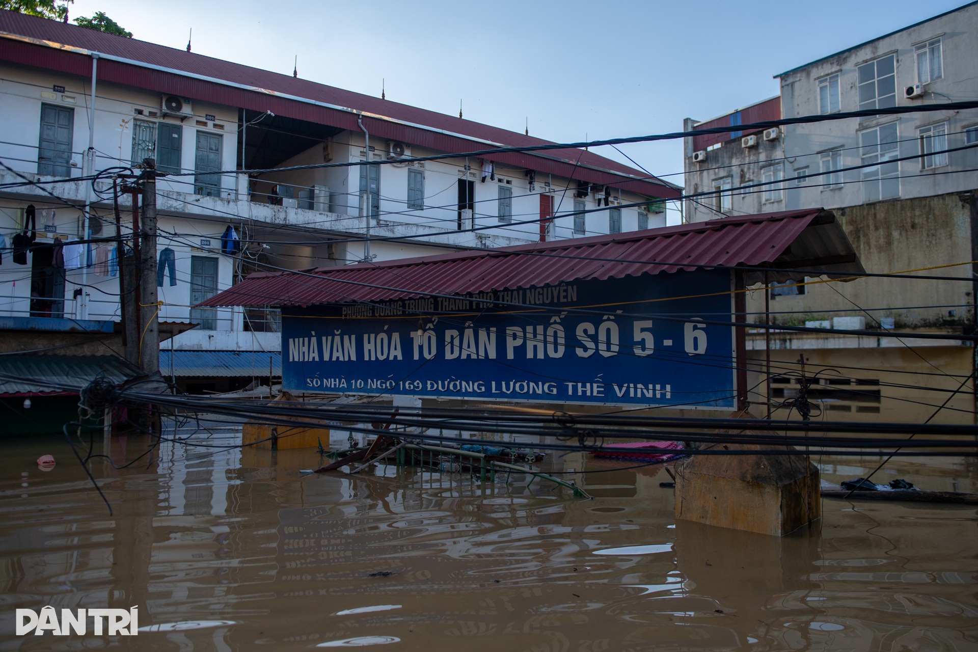 Tình cảnh bị cô lập giữa rốn lũ vô vàn khó khăn của người dân Thái Nguyên - 9 Tình cảnh bị cô lập giữa rốn lũ vô vàn khó khăn của người dân Thái Nguyên - 9
