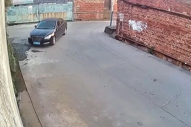 Tài xế xử lý đầy khó hiểu tại một góc cua rộng