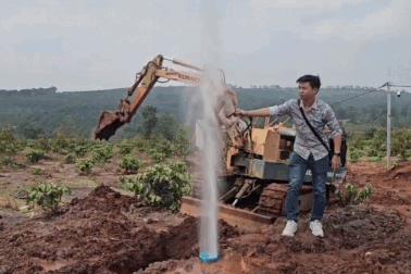 Giếng khoan phun cột khí và nước như vòi rồng: Hơn nửa tháng chưa hạ áp lực