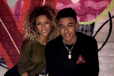 Người đẹp nóng bỏng bày tỏ tình yêu với MU