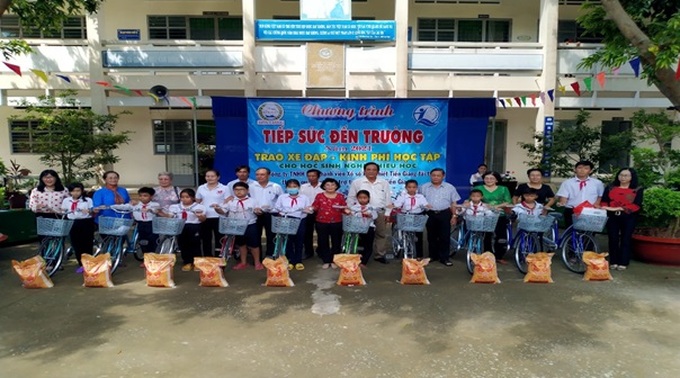 Chương trình Tiếp sức đến trường tặng xe đạp và kinh phí mua dụng cụ học tập cho học sinh có hoàn cảnh khó khăn ở Tiền Giang. Ảnh : ST