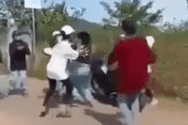 Xác minh clip nữ sinh bị nhóm bạn dùng cây, mũ bảo hiểm đánh tới tấp