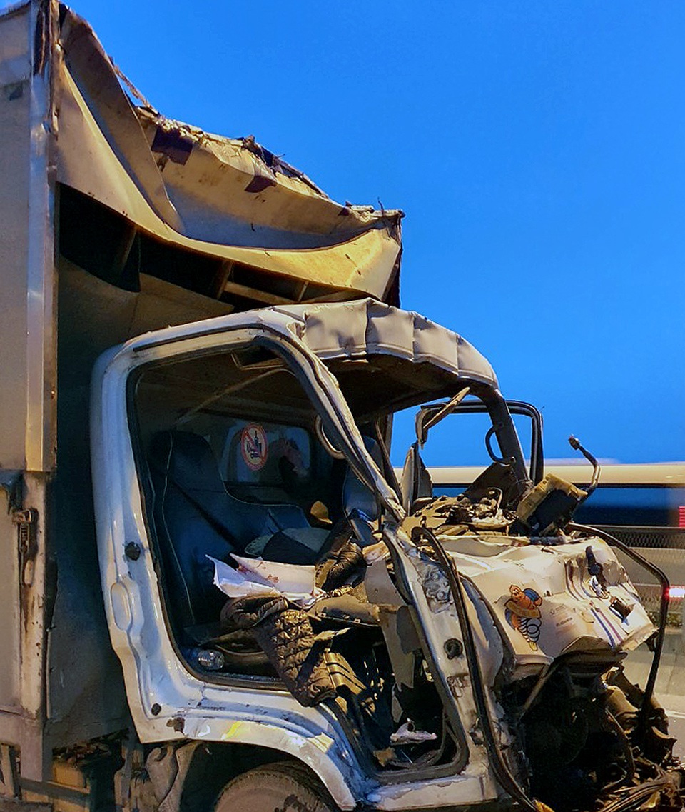 Hà Nội: Ba người bị thương nặng, mắc kẹt trong cabin xe nát bét - 4