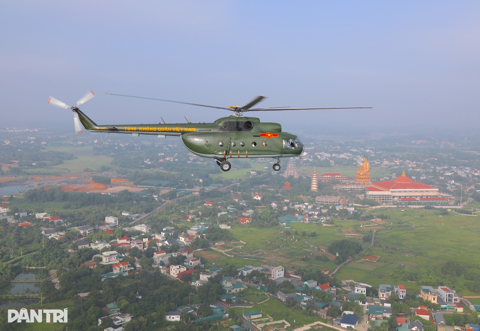 Tiết lộ đội hình bay kéo cờ lần đầu xuất hiện trên bầu trời Hà Nội cho 2/9 - 10 Tiết lộ đội hình bay kéo cờ lần đầu xuất hiện trên bầu trời Hà Nội cho 2/9 - 10