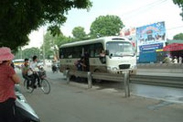 Xe dù, bến cóc vẫn ngang nhiên hoạt động