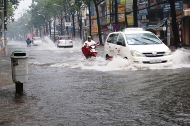 Triều cường gặp mưa lớn, TPHCM lại ngập nặng