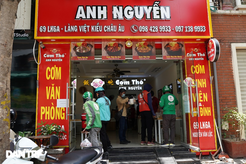 Shipper ở Hà Nội cháy đơn đợt nắng nóng, thu nhập không cao như lời đồn - 2 Shipper ở Hà Nội cháy đơn đợt nắng nóng, thu nhập không cao như lời đồn - 2