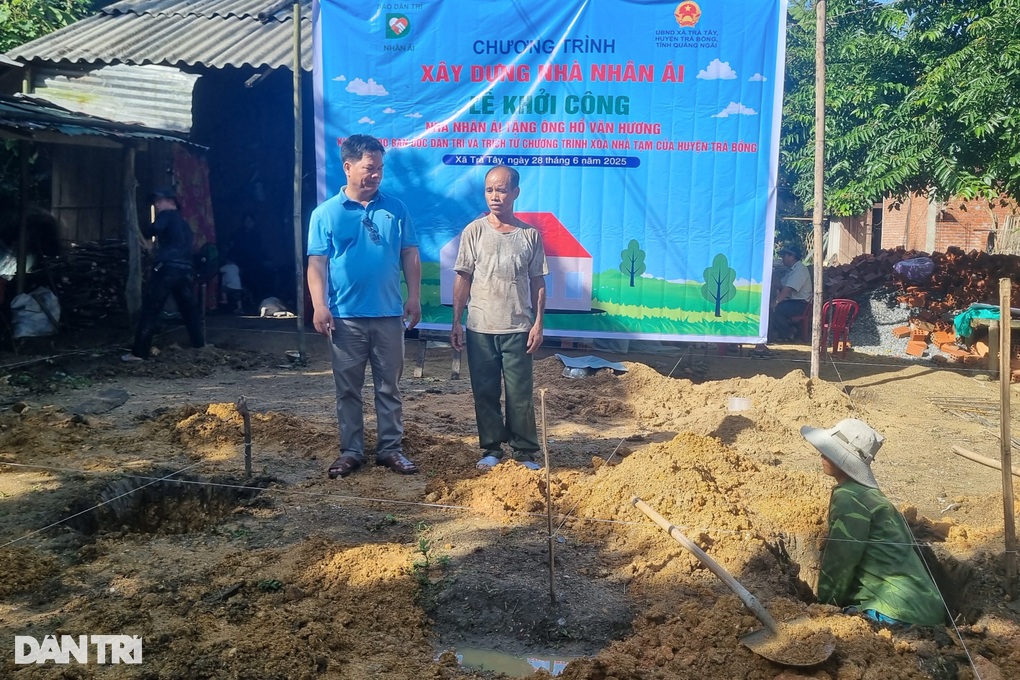 Người đàn ông nghèo thoát cảnh mua từng miếng tôn “vá” nhà - 3