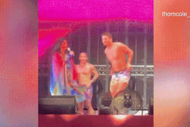 Bạn trai của nữ ca sĩ Nicole Scherzinger thoát y trên sân khấu