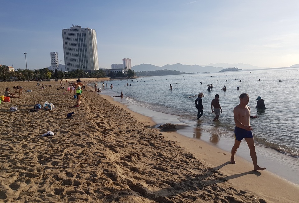 Tết Đoan Ngọ, đổ xô đi tắm biển từ mờ sáng cầu mong sức khỏe - 4 Tết Đoan Ngọ, đổ xô đi tắm biển từ mờ sáng cầu mong sức khỏe - 4