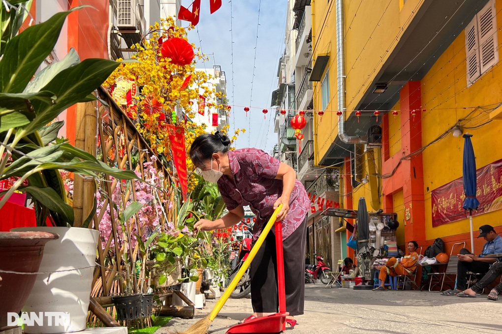 Bà con trong hẻm nhỏ góp tiền làm đường hoa đón xuân mới - 3 Bà con trong hẻm nhỏ góp tiền làm đường hoa đón xuân mới - 3