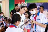 Hoa hậu Lý Kim Thảo trao học bổng cho học sinh khó khăn tại quê nhà