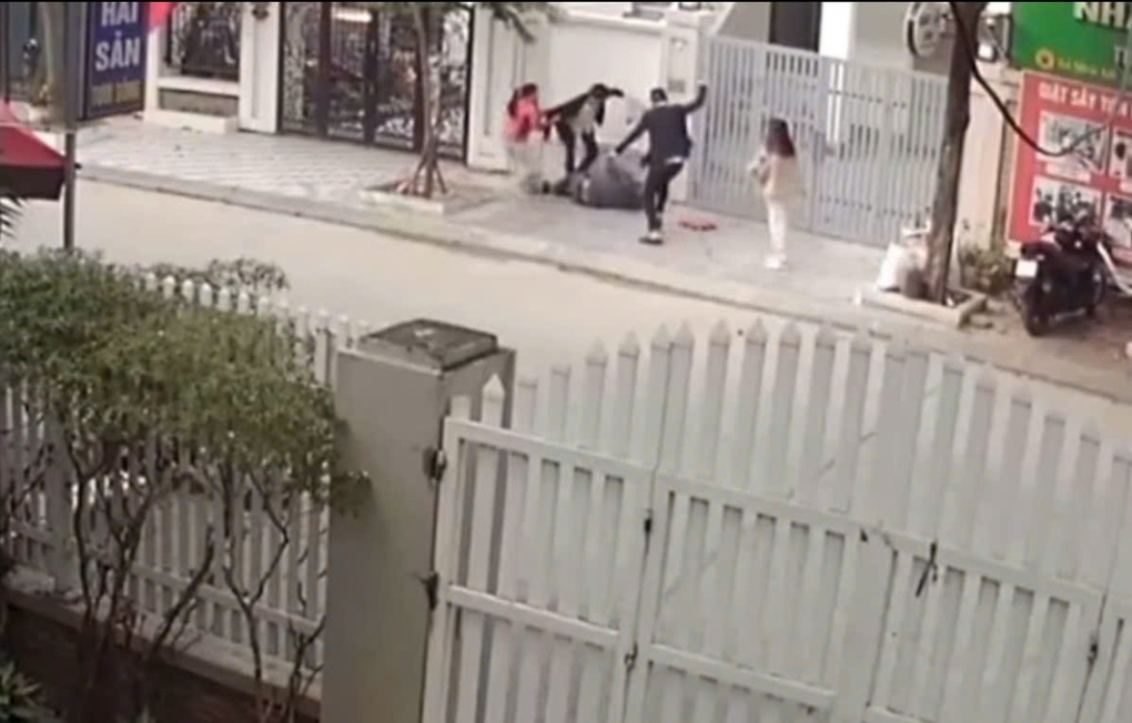 Người đàn ông bị đánh hội đồng trên vỉa hè ở Hà Nội - 1