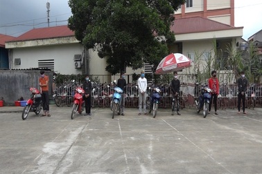 Bắt giữ 8 đối tượng đi xe máy tốc độ cao, lạng lách, đánh võng