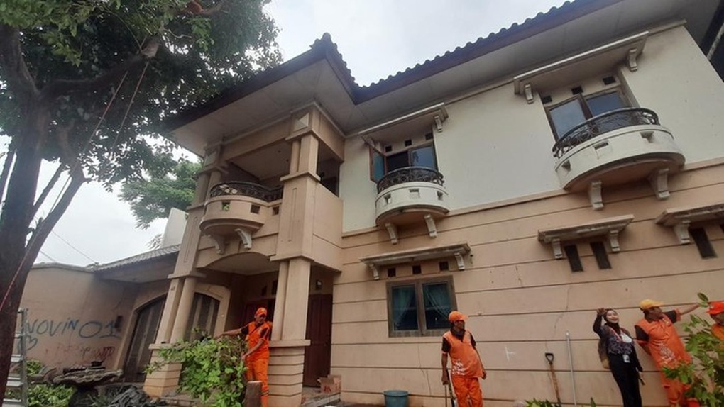 12 năm sống không điện, nước của nữ đại gia trong biệt thự ở Indonesia - 1 12 năm sống không điện, nước của nữ đại gia trong biệt thự ở Indonesia - 1