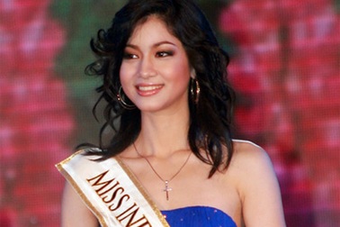 Tân hoa hậu Indonesia thướt tha ở Nha Trang