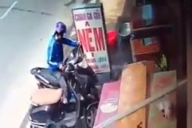 Dàn cảnh móc trộm ví tiền trong cốp xe Vespa