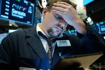 Chứng khoán Mỹ biến động mạnh, bốc hơi 500 điểm sau cảnh báo rắn của Fed