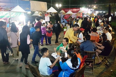 Hàng ngàn người chen chân ở Lễ hội ẩm thực Huế