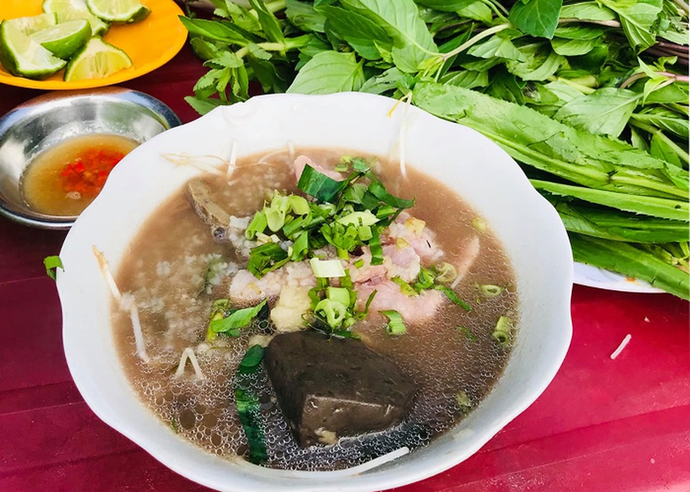 Món cháo nội tạng ăn kèm bún lạ miệng, chỉ bán vài tiếng/ngày ở An Giang - 1 Món cháo nội tạng ăn kèm bún lạ miệng, chỉ bán vài tiếng/ngày ở An Giang - 1
