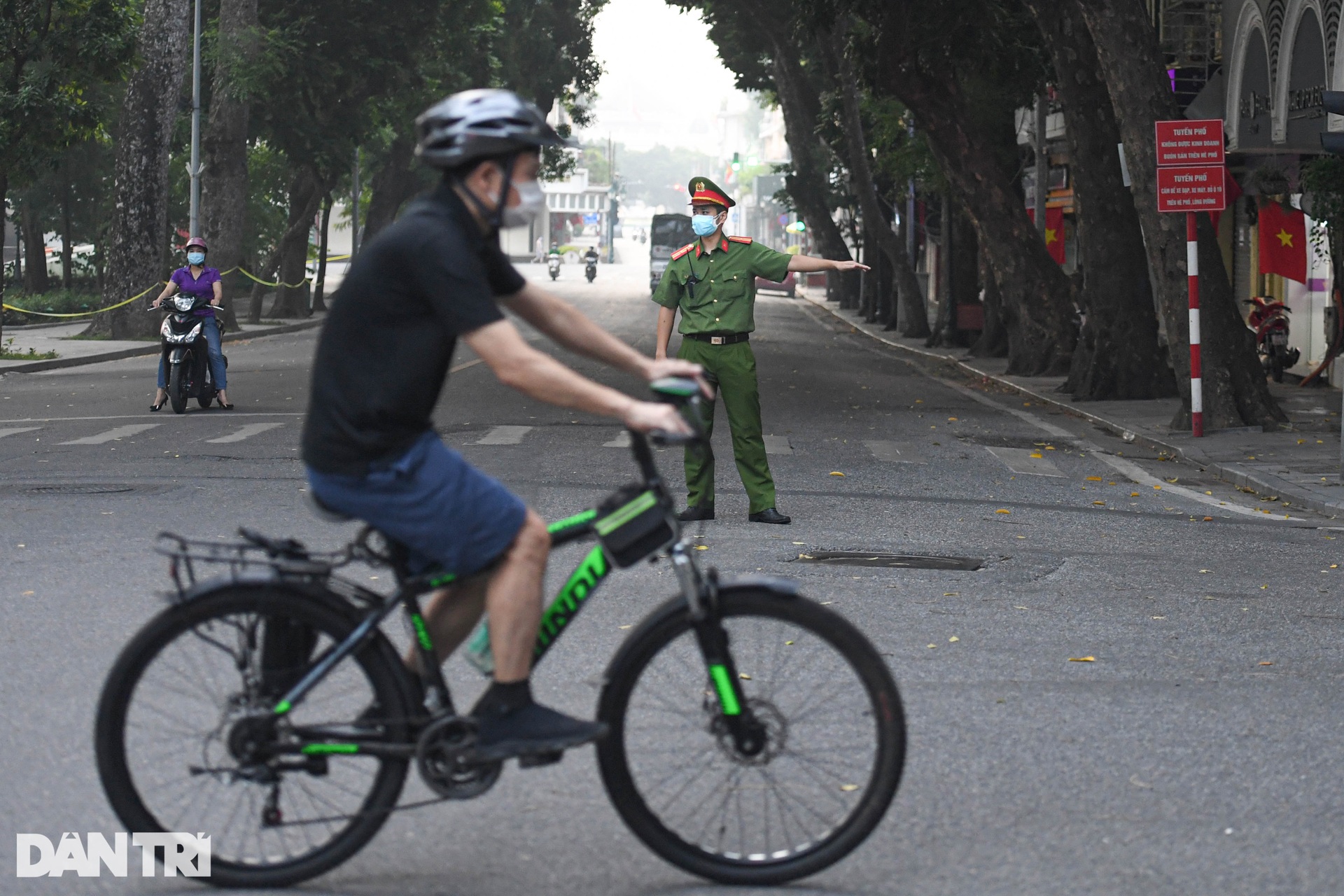 Phớt lờ quy định phòng dịch, người dân đổ ra hồ Gươm tập thể dục sáng - 12 Phớt lờ quy định phòng dịch, người dân đổ ra hồ Gươm tập thể dục sáng - 12