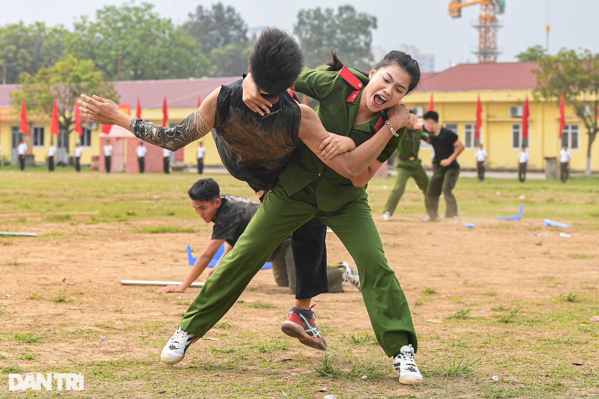Mãn nhãn màn võ thuật, bắn súng vây bắt tội phạm của nữ sinh công an - 6 Mãn nhãn màn võ thuật, bắn súng vây bắt tội phạm của nữ sinh công an - 6