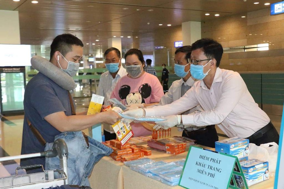 Du khách xuống Sân bay Quốc tế Cần Thơ được nhận khẩu trang - 5 Du khách xuống Sân bay Quốc tế Cần Thơ được nhận khẩu trang - 5