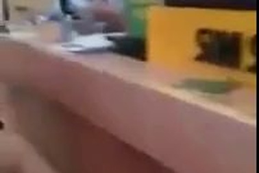 Mở hộp iPhone 6S Plus chỉ toàn đá cuội tại Việt Nam