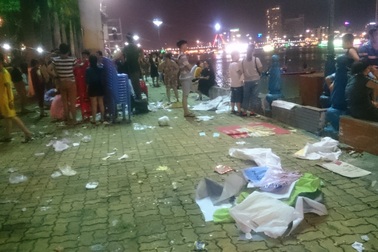 Đường phố tràn ngập rác sau lễ hội pháo hoa