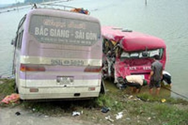 Xe khách đâm nhau, một cụ già thiệt mạng