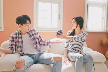 Biết tôi sắp cưới vợ, cô hàng xóm hẹn gặp đưa mấy bức ảnh gây sốc nặng