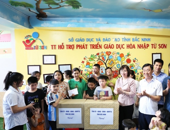 Phó Chủ tịch Thường trực HĐND tỉnh Bắc Ninh Trần Thị Hằng tặng quà Trung tâm hỗ trợ phát triển giáo dục hòa nhập Từ Sơn.