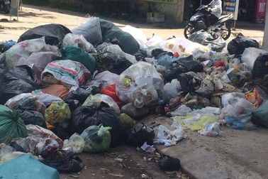 Cả thị trấn “ngập” trong rác thải!