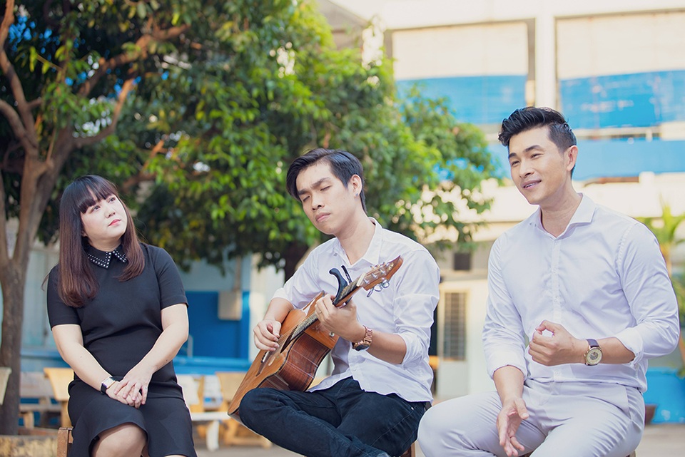 Ngọc Linh bất ngờ tái xuất hát về thầy cô - 8 Ngọc Linh bất ngờ tái xuất hát về thầy cô - 8