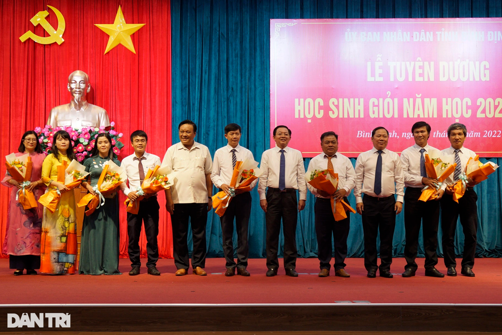 Bình Định: Tuyên dương 51 học sinh giỏi năm học 2021-2022 - 3 Bình Định: Tuyên dương 51 học sinh giỏi năm học 2021-2022 - 3
