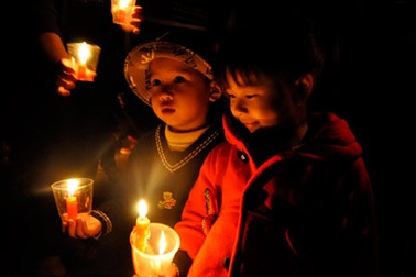 Chiếc quạt giấy của bà và ngọn đèn dầu sau vách núi