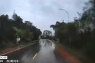 Chiếc Tucson vượt ẩu ở khúc cua, dồn xe container lật nghiêng