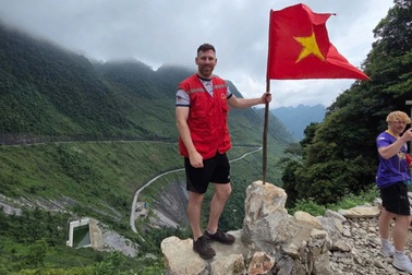 Vị khách tới Hà Giang hưởng tuần trăng mật gây sốt vì giống cầu thủ Messi