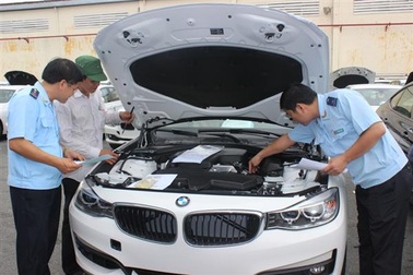 Ô tô nhập ùn tắc: Giá xe đắt thêm trăm triệu đồng