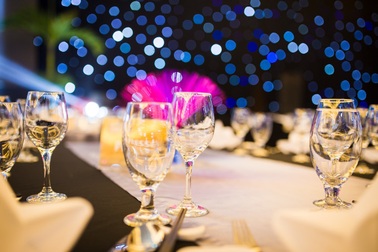 Covid-19 bùng phát, khách dồn dập gọi điện báo hủy tiệc tất niên