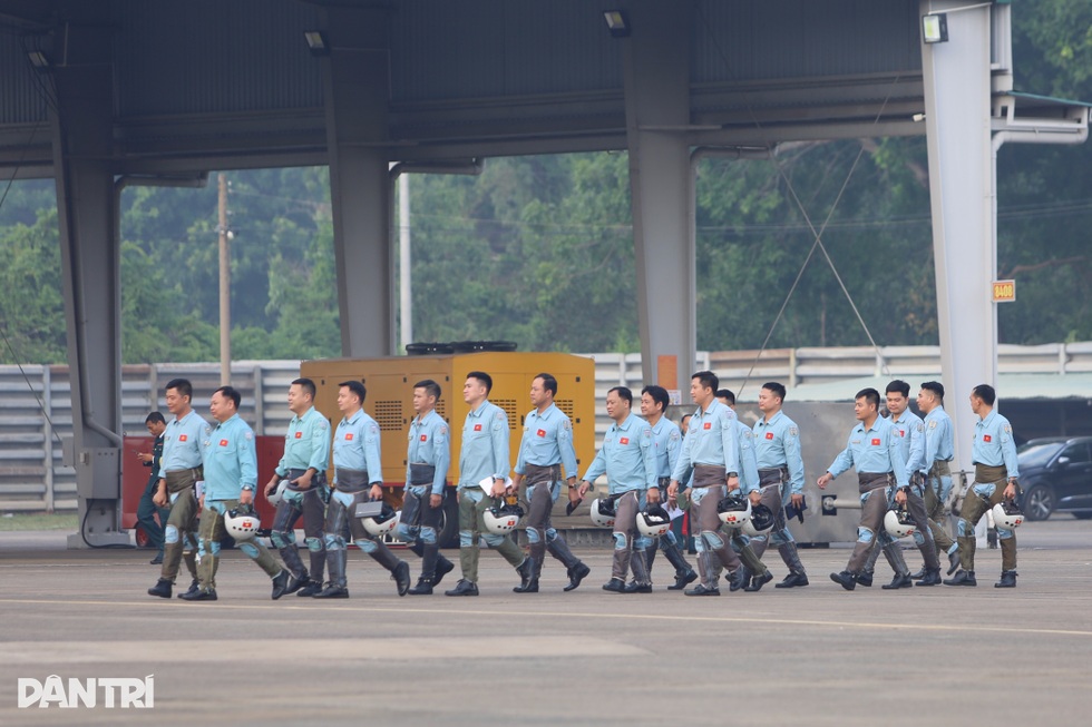 Phi công SU30-MK2 bật mí màn thả bẫy nhiệt mãn nhãn trên bầu trời TPHCM - 4 Phi công SU30-MK2 bật mí màn thả bẫy nhiệt mãn nhãn trên bầu trời TPHCM - 4