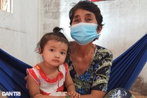 Cha mất vì Covid-19, 2 con thơ đói cơm khát sữa cùng ông bà nội nghèo khó