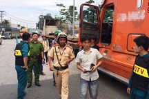 TPHCM: Chốt chặn cửa ngõ thành phố, gom hàng loạt tài xế container sử dụng ma túy