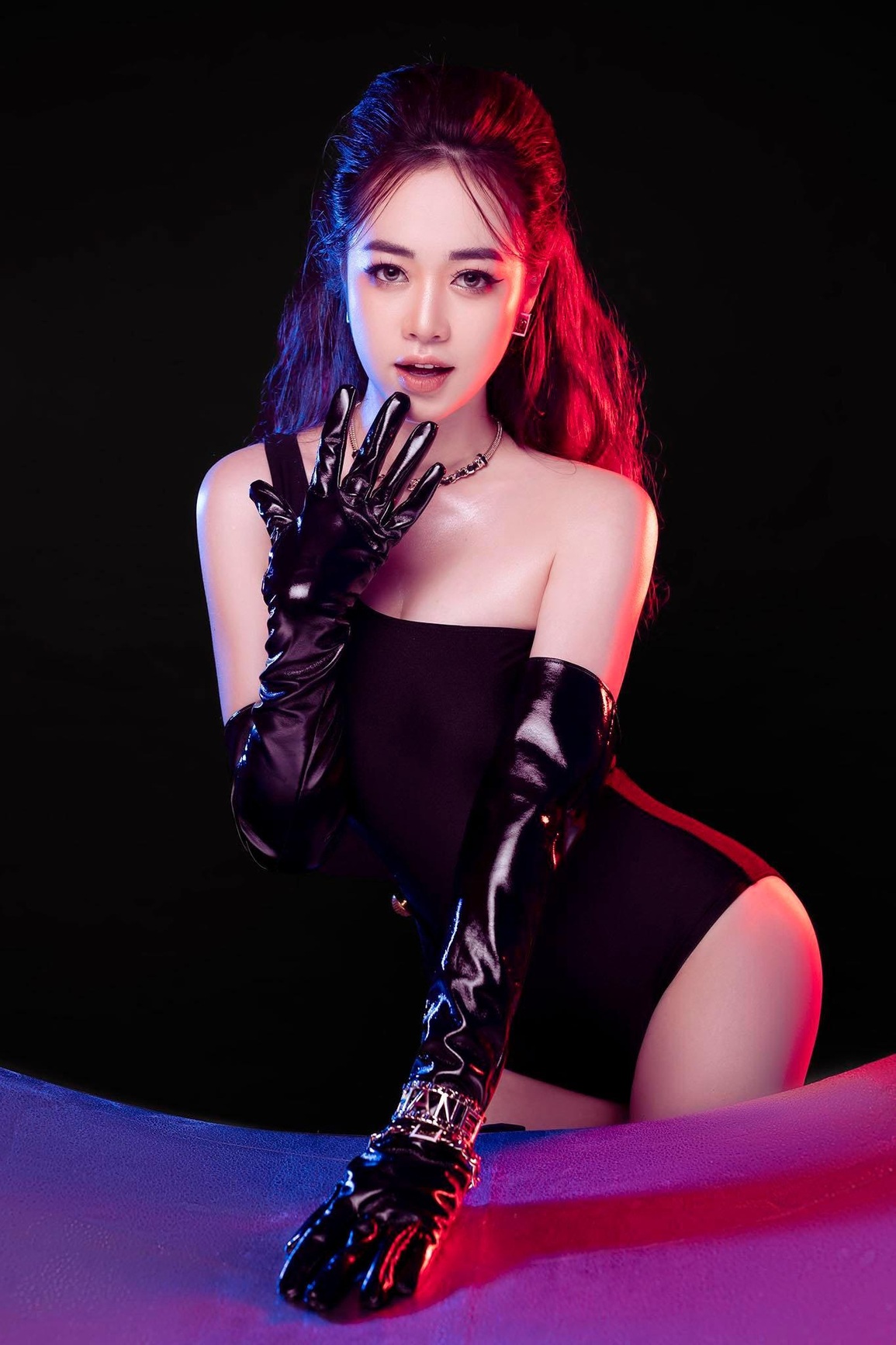 Hot girl gợi cảm hé lộ bí quyết giữ eo thon dáng đẹp ngày Tết - 2