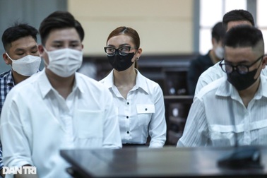 Trang "Nemo" cùng đồng phạm đeo kính, bịt khẩu trang kín mít hầu tòa